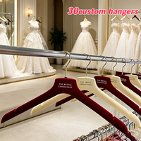 Cintres de rangement multifonctionnels en velours rouge luxueux avec logo personnalisé pour armoires, hôtels, magasins de mariage, etc.
