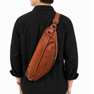 Bolso bandolera de piel de becerro auténtica con detalle de doble costura - Product Image 3