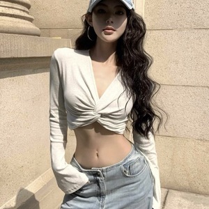 T-shirt da donna a maniche lunghe con scollo a V e design a torsione, stile americano, carino e sexy, top corto slim-fit a vita bassa per danza jazz autunnale - Product Image 2