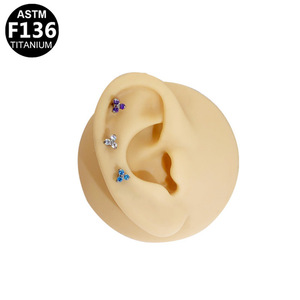 Clous d'oreilles en titane en forme de cœur, serti à griffes, bijoux de piercing tendance pour cartilage d'oreille, lèvre, bijoux de fête - Product Image 3