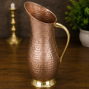 Pichet en cuivre martelé texturé, élégant, avec découpe diagonale, carafe à eau de luxe, récipient en cuivre texturé, carafe décorative artisanale - Product Image 1