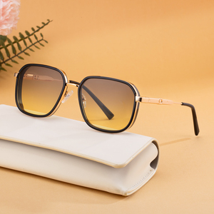 Occhiali da Sole Partagas alla Moda con Logo Personalizzato, Montatura Quadrata in Metallo con Cerniera a Molla, Protezione UV400 per Uomo - Product Image 1