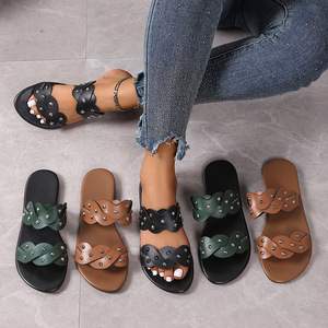 Sandales plates et mules tendance pour femmes, Nouveauté été 2024, style européen et américain, à rivets, bout rond, grandes tailles, Wholesale231 231 - Product Image 1