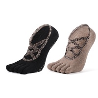 Chaussettes de yoga pour femmes OEM, imprimé léopard, sans talon, à brides croisées, antidérapantes, à cinq orteils, pour Pilates et exercices au sol