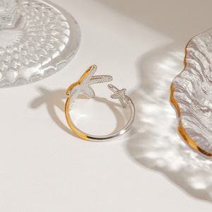 Bague asymétrique ouverte en acier inoxydable plaqué or 18 carats, motif étoile de mer, style vacances tendance, bicolore - Product Image 3