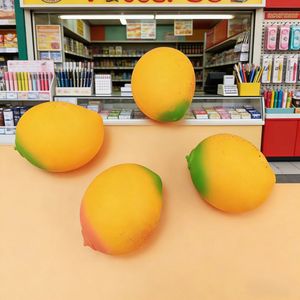 Juguete Antiestrés de Silicona y TPE con Forma de Mango para Descomprimir y Aliviar el Estrés - Divertido Juguete de Simulación de Frutas para Niños de 2 a 13 Años - Product Image 2