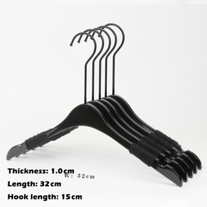 <span class=keywords><strong>Cintres</strong></span> en acrylique noir personnalisés avec logo, bandes antidérapantes et pinces à pantalon pour hôtels et boutiques (vente en gros) - Product Image 6