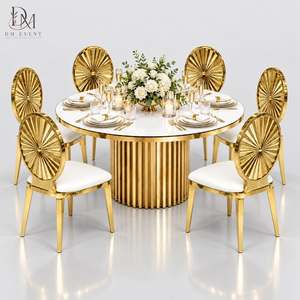 Silla de Acero Inoxidable con Respaldo en Forma de Abanico Dorado, con Cojín Blanco y Estructura Resistente a la Oxidación, para Alquiler en Banquetes de Boda y Suministro al por Mayor - Product Image 1