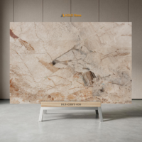 Style Chaleureux et Raffiné, Grande dalle de marbre naturel beige-brun clair, idéale pour les espaces résidentiels modernes et chaleureux.