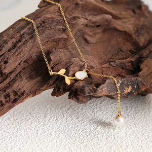 Collar de Perlas de Imitación con Diseño Minimalista de Flor de Rosa y Concha Blanca |   Acero Inoxidable Chapado en Oro de 18K - Product Image 2