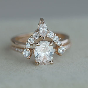 Elegante anello con pietra ovale per donna, design scintillante intarsiato, gioielli alla moda in tonalità rosa - Product Image 1