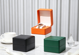 Boîte à montres haut de gamme en similicuir, base rigide, forme carrée arrondie, coutures apparentes, ouverture à clapet, fermeture magnétique - Product Image 5