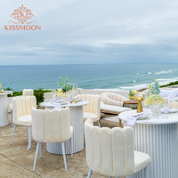 Chaise de mariage moderne en tissu velours blanc avec structure métallique, mobilier commercial pour banquets, hôtels et événements à louer