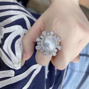 แหวนเงินแท้ S925 ประดับมุกทรงกลมสีขาว ขนาด 14-15 มม. คุณภาพดี แสงเงาสวยงาม มีตำหนิเล็กน้อย พร้อมเพชร ครบชุด ขายส่งจาก Zhuji Danshui - Product Image 1