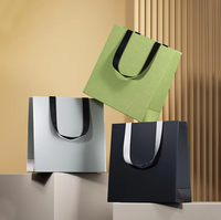 Sacs en papier écologiques de luxe pour les petites entreprises Vêtements imprimés sur mesure Emballage cadeau Caractéristique pliante pour l'artisanat alimentaire