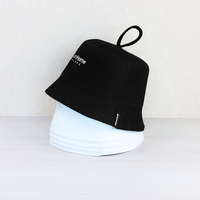 Póngase un gorro de sauna de lana pura tan oscuro como la medianoche y deje que el calor rebunezca como si nunca hubiera sido posible.