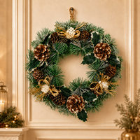 Guirlande de Noël en PVC artificiel givré avec feuilles de houx, poinsettias beiges et pommes de pin pour nœuds dorés, décoration murale ou de porte d'entrée