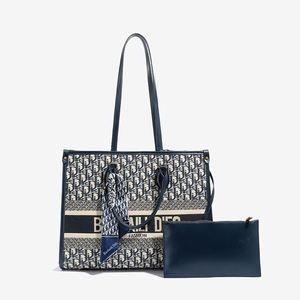 Sac fourre-tout à motif géométrique en PU de haute qualité. La fermeture est scellée avec des crochets. La doublure intérieure est en polyester. - Product Image 1