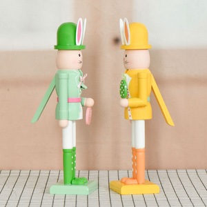 Casse-noix Lapin Jaune-vert Lumineux Fait Main 30 cm – Décoration de Bureau pour Fête et Festival - Product Image 3