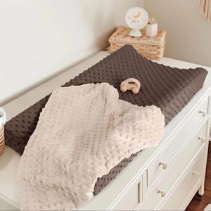 Housse de table à langer confortable en minky à pois pour bébés filles et garçons, s'adapte aux tapis de 32''/34'' x 16'' - Product Image 2