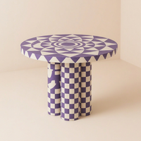 Table à manger moderne en résine ronde avec plateau imprimé géométrique et pieds à carreaux violets, assemblée pour la salle à manger à domicile