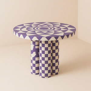 Table à manger moderne en résine ronde avec plateau imprimé géométrique et pieds à carreaux violets, assemblée pour la salle à manger à domicile - Product Image 1