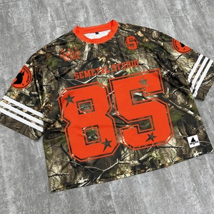 เสื้อฟุตบอลลายพราง Realtree สไตล์เรโทรแบบกำหนดเอง เสื้อยืดคอกลมทรงบ็อกซี่แบบครอป ผ้าโพลีเอสเตอร์ เสื้อยืดโอเวอร์ไซส์ลายกราฟิกเนื้อหนา - Product Image 3