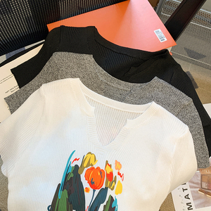 Haut court imprimé tendance à col en V pour femme, coupe ajustée, tricoté, manches courtes, extensible, blanc/noir, décontracté et <span class=keywords><strong>chic</strong></span> pour l'été - Product Image 2
