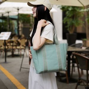 กระเป๋าโท้ทสีพื้นเรียบง่าย กระเป๋าถือสตรีพิมพ์โลโก้ได้ น้ำหนักเบา เหมาะสำหรับเดินทาง ท่องเที่ยว ช้อปปิ้ง ทำจากผ้าแคนวาส - Product Image 2