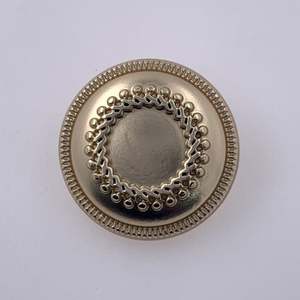 สเวตเตอร์กันลมติดกระดุมโลหะเย็บด้วยมือขอบฟันแบบตาข่ายสไตล์คลาสสิก - Product Image 3