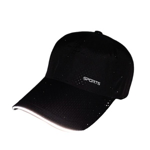 Nouvelle Casquette de Baseball Unisexe Réfléchissante et Lumineuse en PVC à 6 Panneaux en Tissu Acrylique Séchage Rapide Réglable pour l'Extérieur et la Ville - Product Image 1