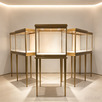 Vitrine de présentation sur pied avec plateau en verre carré, éclairage LED intégré, pour bijouterie, horlogerie et exposition en galerie.