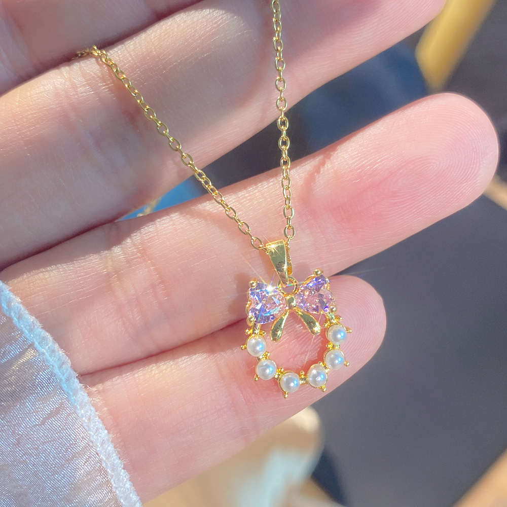D12 : Nœud circulaire orné de perles et de diamants rose doré