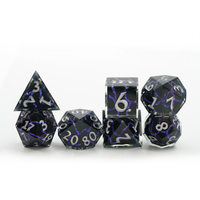 Lot de 7 dés polyédriques en résine à bords tranchants personnalisés avec numéro en argent pour les jeux de rôle du MDN