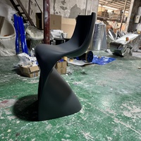 Tabouret de bar en PRV en gros d'usine, chaise de bar unique en fibre de verre courbée pour projets de bars et décoration intérieure