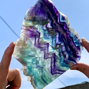 Venta al por mayor de rodajas de fluorita tricolor natural CrystalHola, talladas a mano de alta calidad, estilo bohemio, forma irregular, para decoración del hogar. - Product Image 3