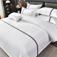 Ensemble de draps de lit de style hôtelier en coton blanc avec bordure à rayures jacquard grises, broderie personnalisée du logo de la marque, housse de couette