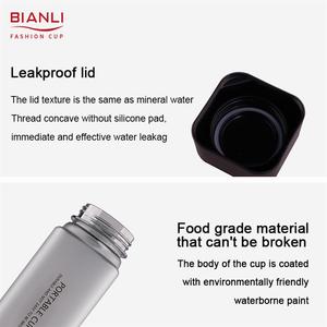 Venta al por mayor de botellas de plástico deportivas para viajes acuáticos cuadradas reutilizables respetuosas con el medio ambiente con cuerda botella personalizada - Product Image 4