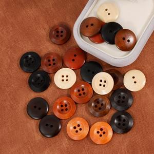 Çevre dostu oeko-tex doğal boynuz düğmeleri yuvarlak ahşap düğmeler bez için 12.5mm 15mm 20mm fabrika gömlek düğmesi toptan - Product Image 2