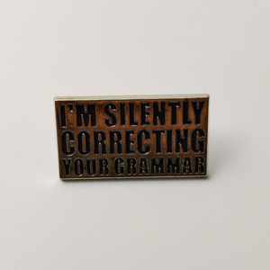 Pin para entusiastas <span class=keywords><strong>de</strong></span> la gramática: 'Estoy corrigiendo silenciosamente tu gramática' - Accesorio <span class=keywords><strong>de</strong></span> moda creativo con letras - Product Image 5