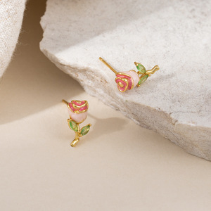 Boucles d'oreilles à clous en forme de rose, style vintage français, en alliage de zinc, design floral, délicates et élégantes pour femmes - Product Image 4