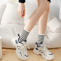 Chaussettes mi-mollet pour femmes à rayures noires et blanches, chaussettes de sport à motif de lettres printemps-automne, chaussettes en coton absorbant l'humidité