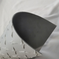 Membrane de protection de toiture en TPO gris soudable à chaud avec bordure en plaque diamantée et ligne de marquage jaune pour passerelle