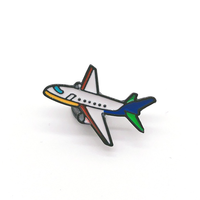 Badge personnalisé en métal émaillé moulé sous pression, en forme de voiture de sport ou d'avion, finition or antique, avec boucle de sécurité, souvenir imprimé en typographie
