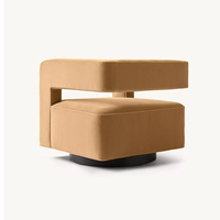 Fauteuil club élégant en bouclette blanche de style nordique, avec accoudoirs fluides, base en bois de frêne durable et rembourrage doux, idéal pour suite d'hôtel individuelle.