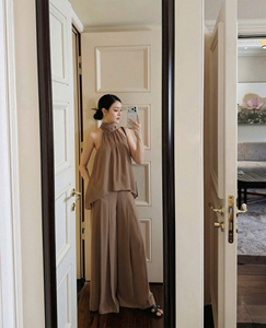 Ensemble pantalon droit et haut sans manches à col halter uni marron pour femme, en mélange de coton respirant et léger, fabriqué au Vietnam (OEM) - Product Image 6