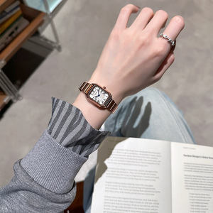 Reloj de pulsera vintage con esfera rectangular y correa de acero, minimalista y elegante para parejas, para mujer. - Product Image 2