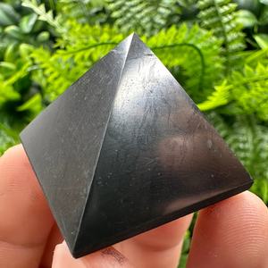 Pirámide de Shungita Natural al por Mayor, Cristal Mineral de Alta Calidad, Decoración Coleccionable para el Hogar y la Oficina - Product Image 1