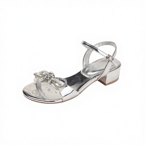 Sandalias de tacón de bloque con estampado de leopardo de cuero genuino de diseñador 2026 al por mayor para mujer, con punta dividida y cierre de botón, directamente de fábrica. - Product Image 3