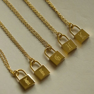 Nuova Collana con Lucchetto alla Moda, Catena Personalizzata in Acciaio Inossidabile con Iniziale Incisa in Stile Antico per Uomo e Donna - Product Image 6